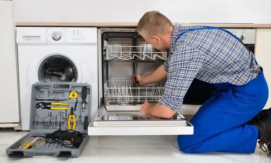 Erenler Airfel servisi teknisyen ekibi beyaz eşya tamiri yaparken